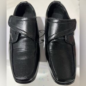 Boys formal velcro  dress shoes in black size 9 (13)